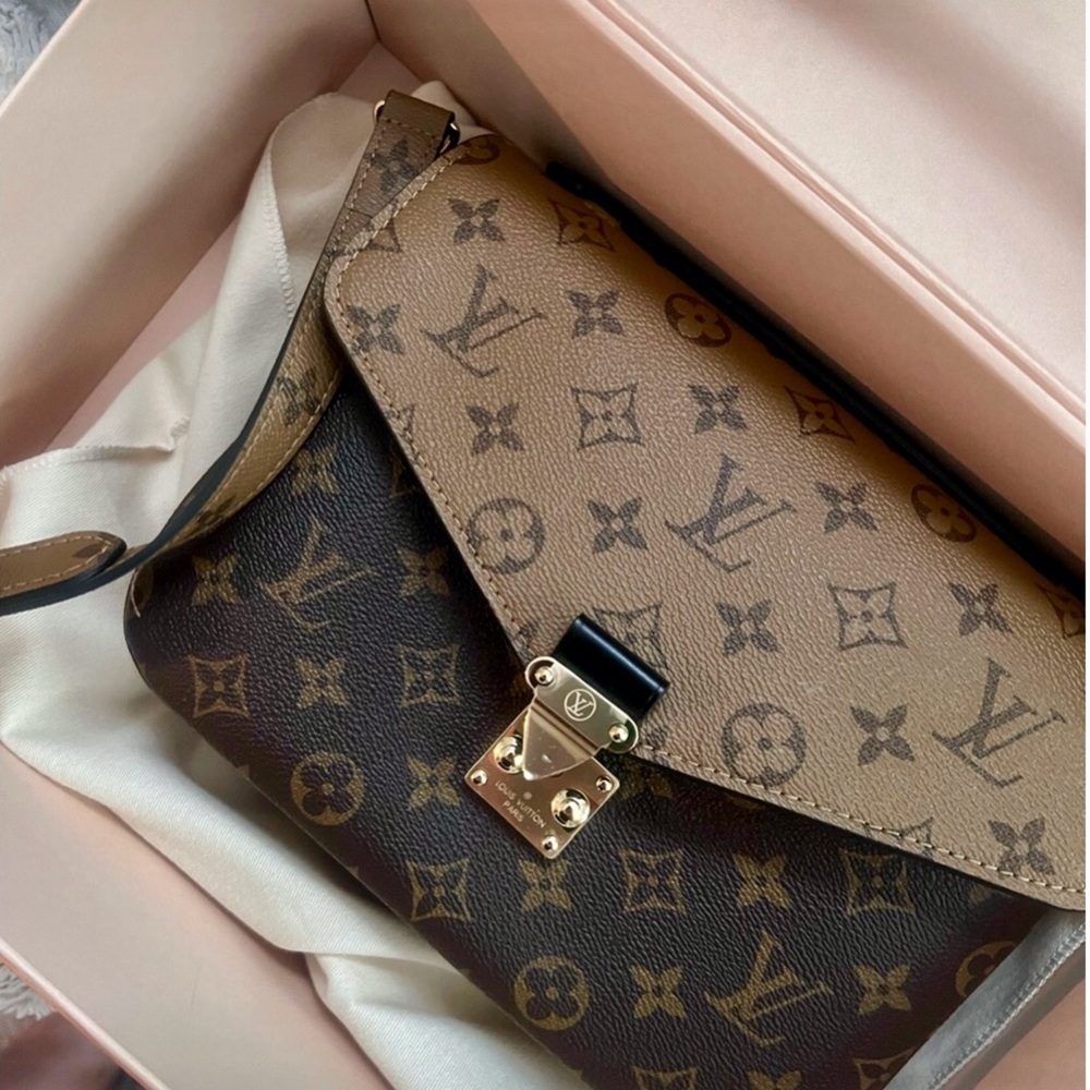 Louis Vuitton M44876 Reverse
Pochette Métis $2,760.00 Monogram Canvas NWT box - Picture 15 of 15
